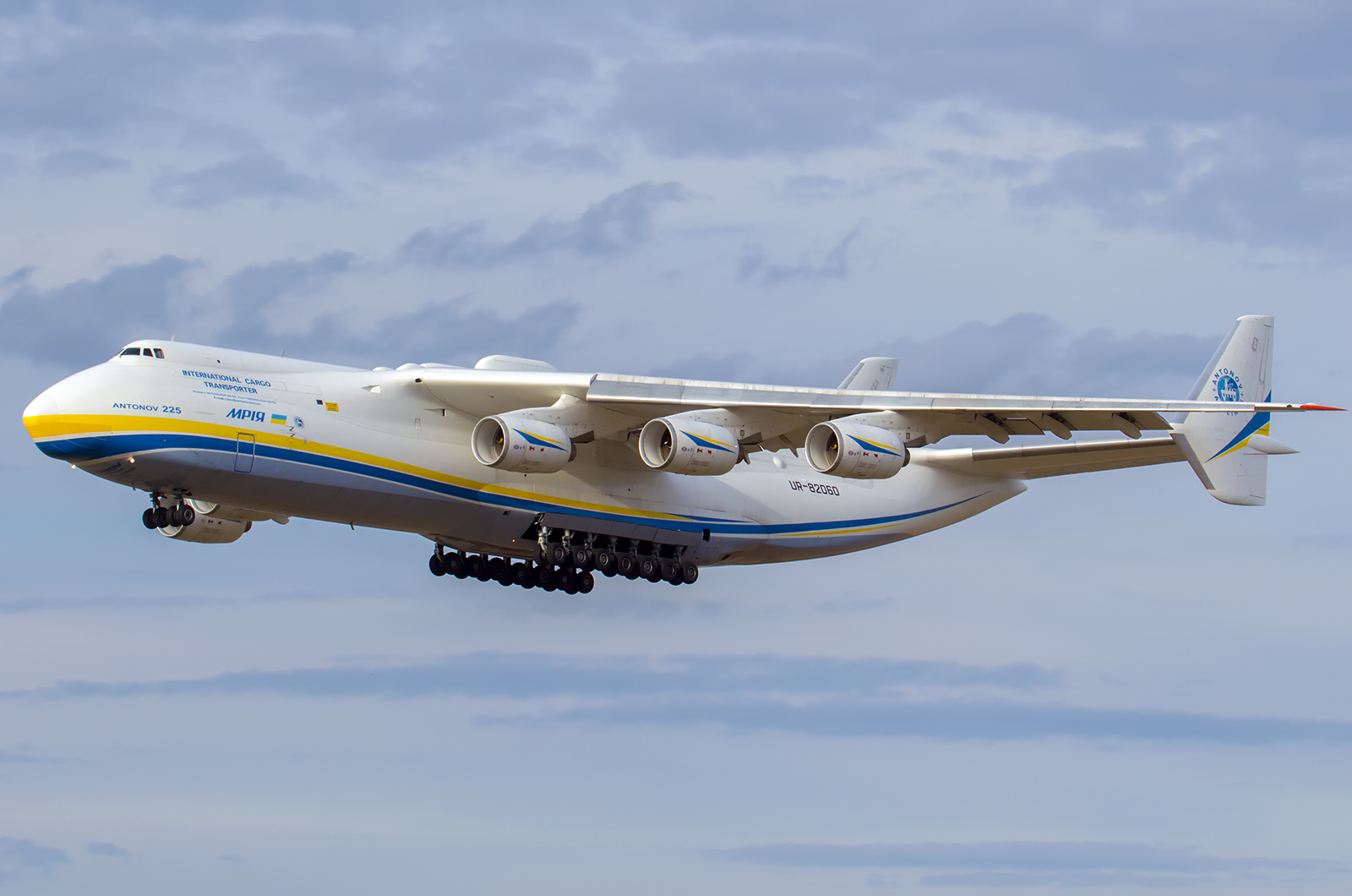 Antonov An-225 Mriya 停靠在莱比锡哈雷机场