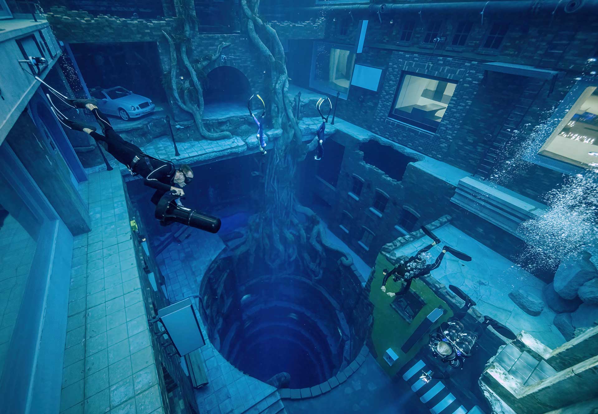 迪拜 Deep Dive 深度跳水游泳池的池体