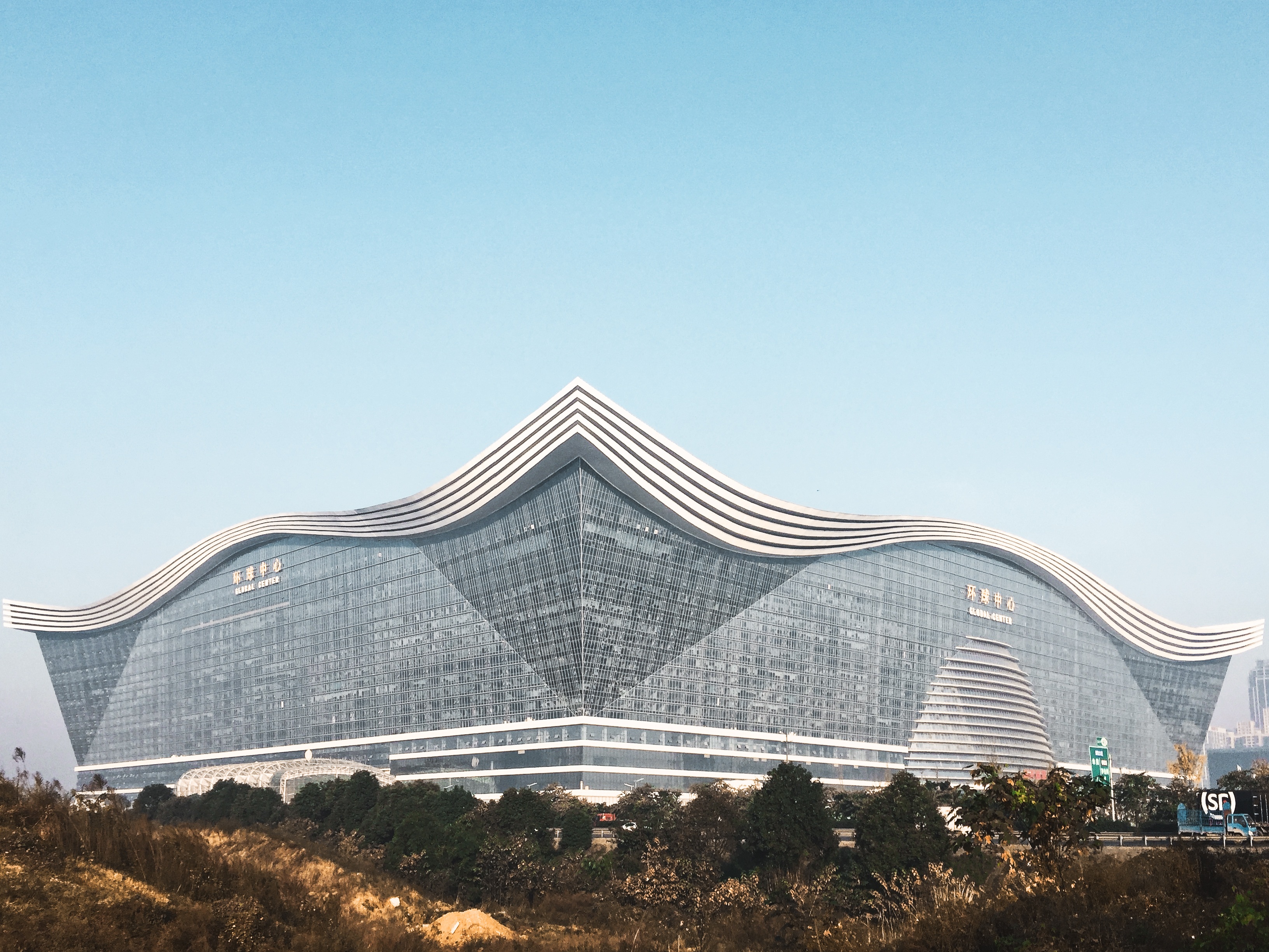 成都新世纪环球中心的巨型建筑外观